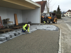 Natursteine verlegen als Vorplatz